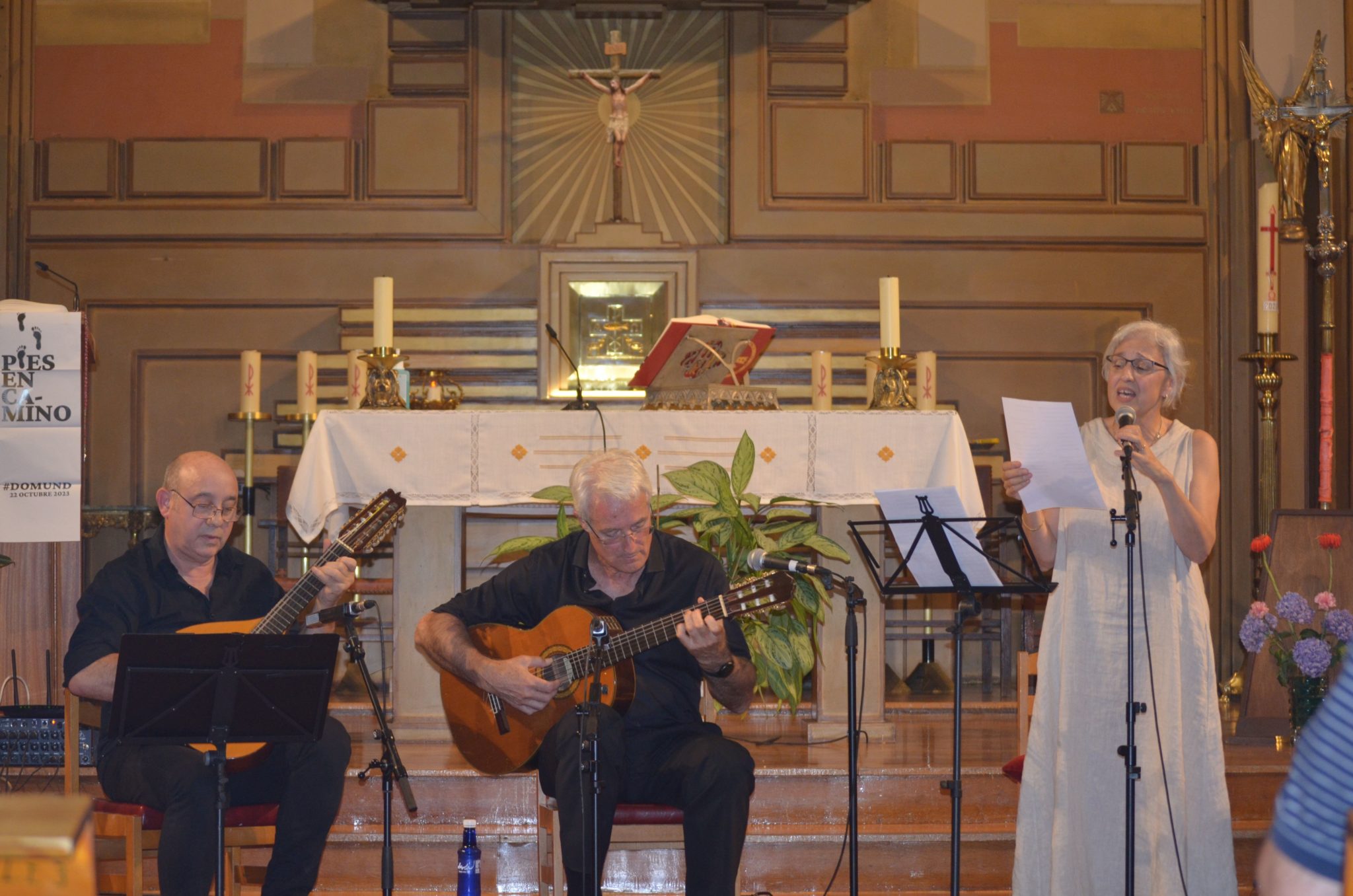 Grupo musical bajo el púlpito de la capilla de la Casa de Misericordia.