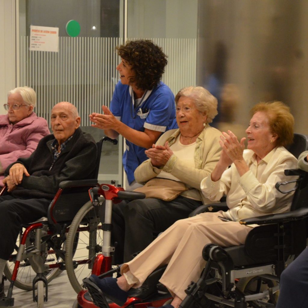 Público En La Actuación De La Charanga Jarauta 69 En La Casa De Misericordia De Pamplona.