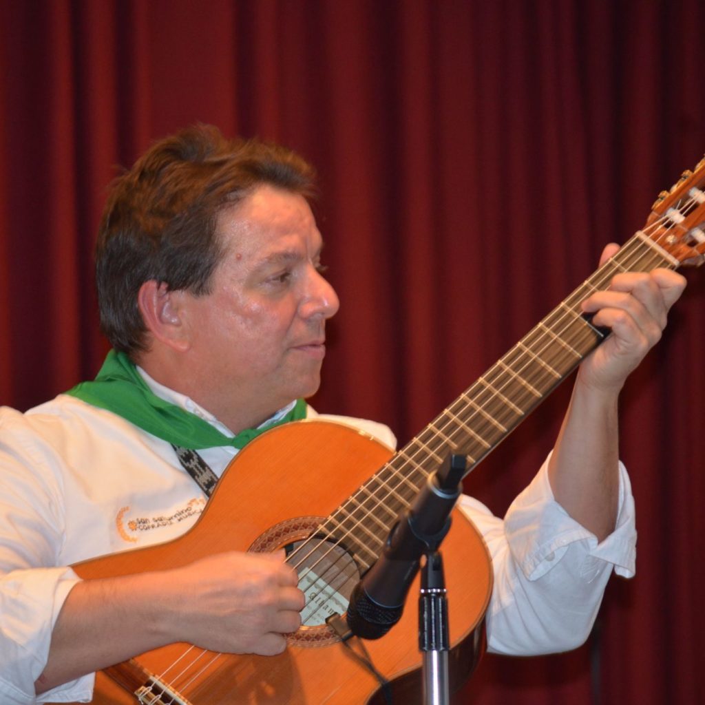 Músico Toca Guitarra En La Actuación De La Cofradía De San Saturnino.