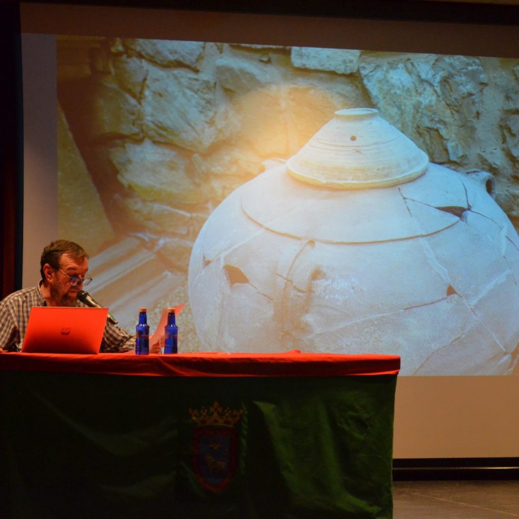 Juan Ramón Corpas Mauleón Durante La Conferencia Arellano Y La Villa De Las Musas En El Saón De Actos De La Casa De Misericordia