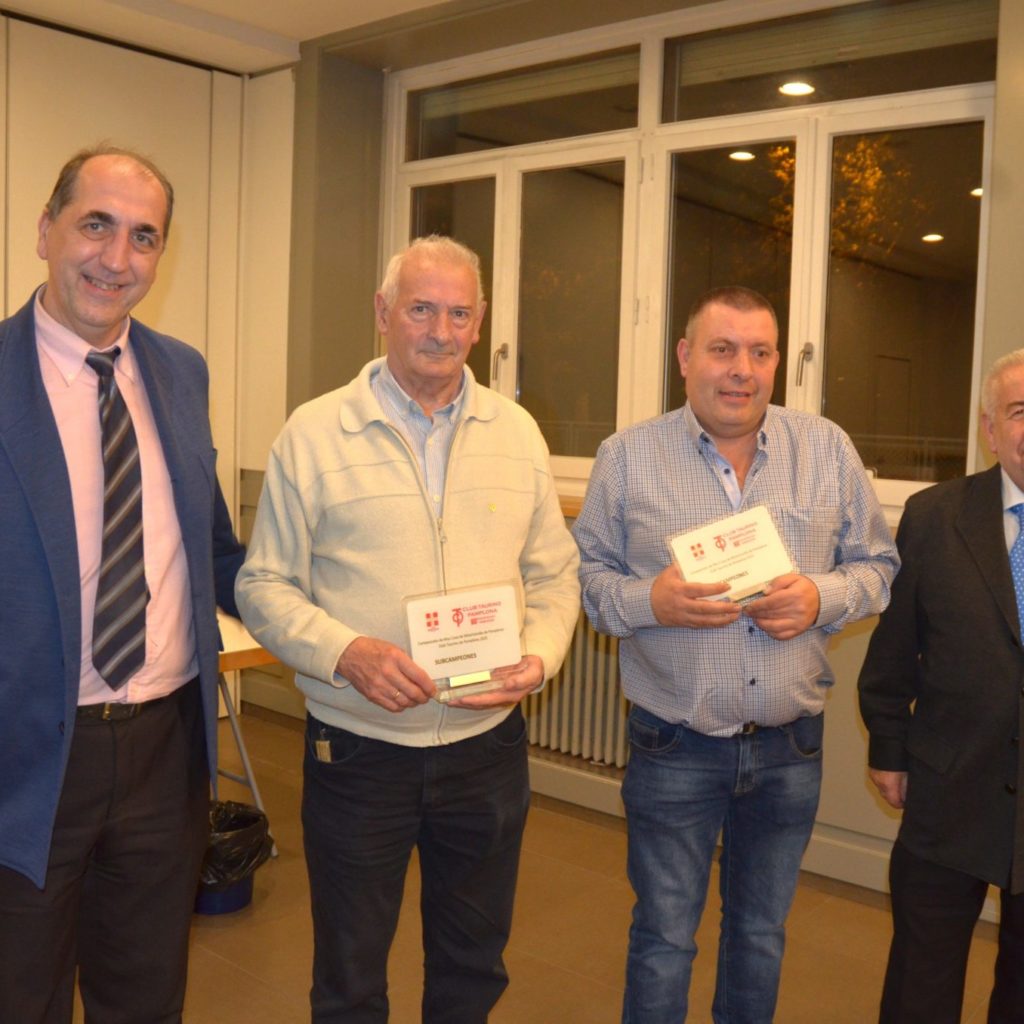 Entrega De Trofeos Del Campeonato Con Los Ganadores En El Centro Portando Txapelas Gigantes.