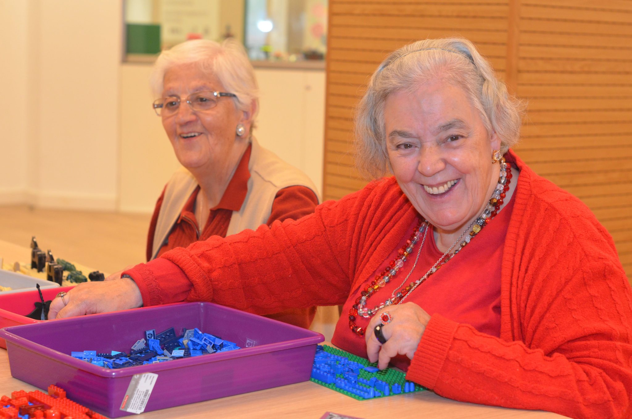 personas construyendo con lego sonrientes